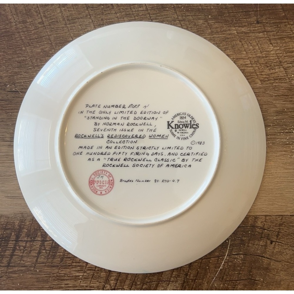 Norman Rockwell "Standing In The Doorway" Collector Plate Porcelain Gold-colored - Picture 2 of 2
